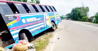 মানিকগঞ্জে বাস চাপায় ভ্যানচালক নিহত